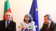 Der spanische Botschafter Jorge Fuentes (l.), Justizministerin Margarita Popowa (m.) und der US-Botschafte James Worlik (r.) besprachen in Sofia die neue Strategie für die Fortsetzung der Justizreform in Bulgarien.